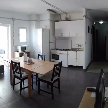 شقة Flat Near Cathedral. 3 Bedrooms. *