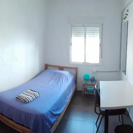 Flat Near Cathedral. 3 Bedrooms. شقة كاديز
